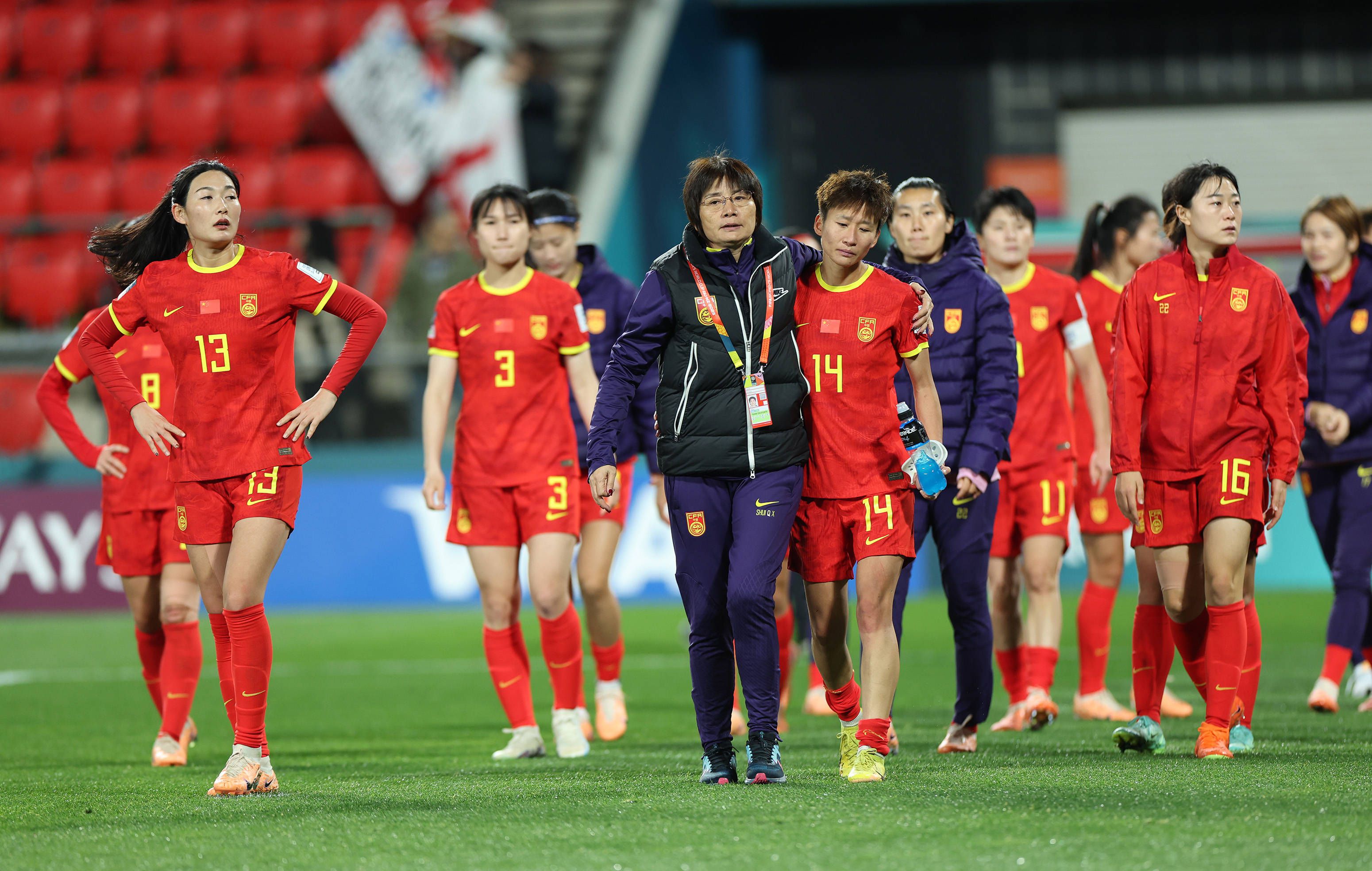 最终曼联主场3-2逆转维拉，红魔终结各赛事4场不胜。